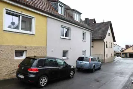 Doppelhaushälfte mit Nebengebäude