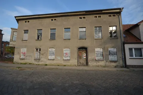 Wohn- und Geschäftshaus mit Nebengebäude, Sanierungsbedürftig