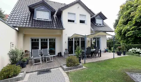 Einfamilienhaus mit Garage