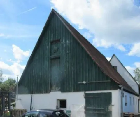 Mehrfamilienhaus mit Waldflächen im Denkmal