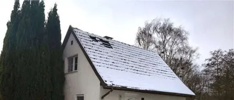 Ruinöses Einfamilienhaus mit Nebengelass