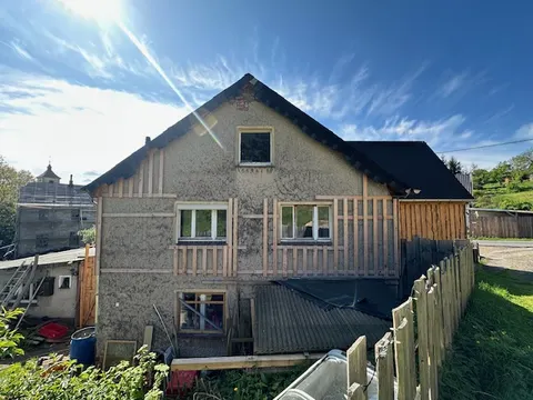 Einfamilienhaus mit Nebengebäude