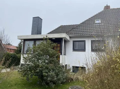 Einfamilienhaus mit Nebengebäude