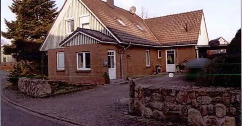 Einfamilienhaus mit Carport und Gartenhütten