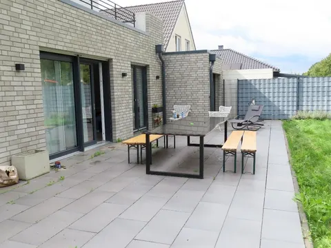 Einfamilienhaus mit 2 Garagen