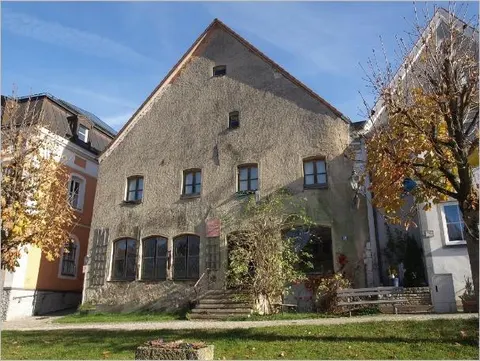 Sanierungsbedürftiges Wohn- und Geschäftshaus