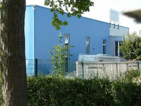 Betriebsgebäude mit Doppelcarport