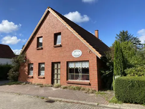 Einfamilienhaus mit Laden und Garage