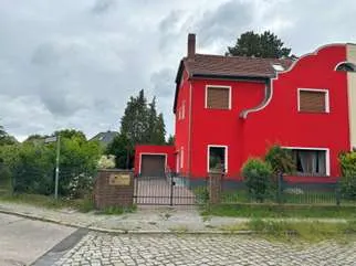 Dreifamilienhaus mit Garage in Doppelhaushälfte
