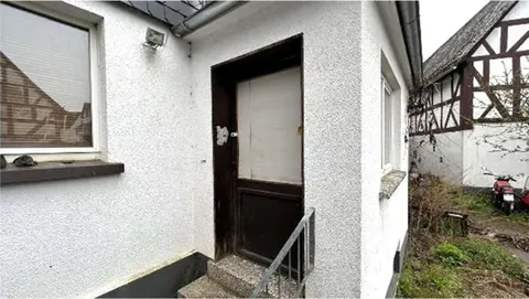 Einfamilienhaus mit Scheune und Nebengebäude