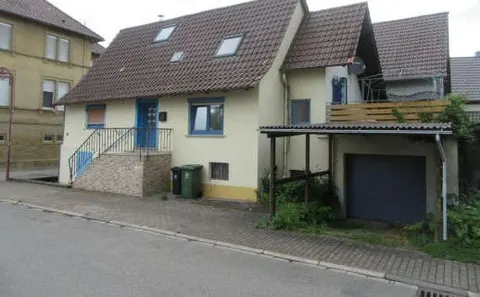 Einfamilienhaus mit Garage und Carport