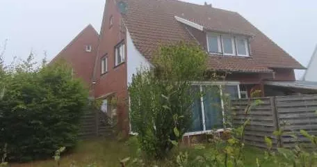 Zwei Zweifamilienhäuser mit Carport
