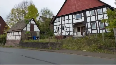 Einfamilienhaus mit zwei Nebengebäuden, Baujahr ca. 1800