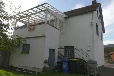 Wohn- und Geschäftshaus mit Nebengebäude