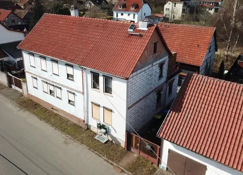 Einfamilienhaus mit Nebengebäude