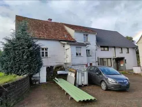 Einfamilienhaus mit ehemaligen landwirtschaftlichen Gebäuden