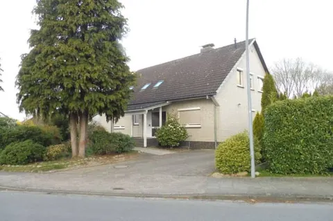 Zweifamilienhaus mit Garage und Kfz-Unterstand