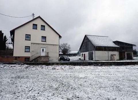Sanierungsbedürftiges Einfamilienhaus mit Nebengebäude