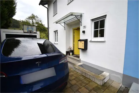 Doppelhaushälfte mit Garage und Photovoltaik