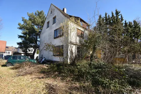 Sanierungsbedürftiges Dreifamilienhaus mit Doppelgarage