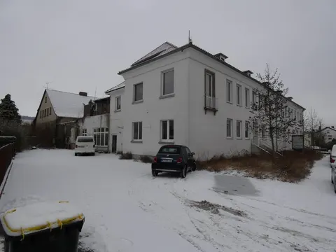 Sanierungsbedürftiges Gewerbegebäude