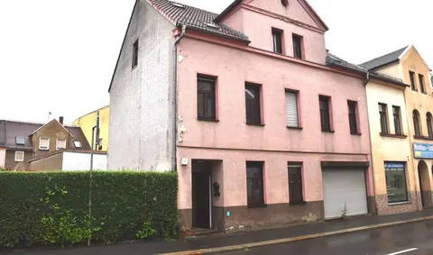 Sanierungsbedürftiges Mehrfamilienhaus