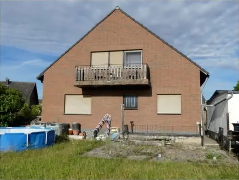 Zweifamilienhaus mit zwei Garagen