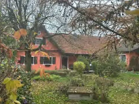 Wohnhaus mit Wirtschaftsgebäuden im Außenbereich