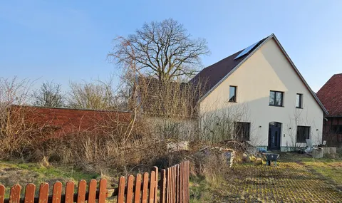 Sanierungsbedürftiges Einfamilienhaus mit Garage