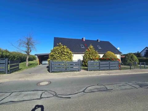 Doppelhaushälfte mit Nebengebäuden