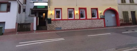Mehrfamilienhausanlage mit gewerblicher Nutzung und Nebengebäuden · 11 WE · 508 m²