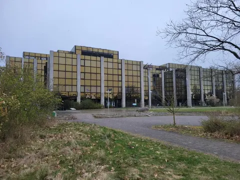 Gewerbegrundstück mit leerstehendem Bürokomplex