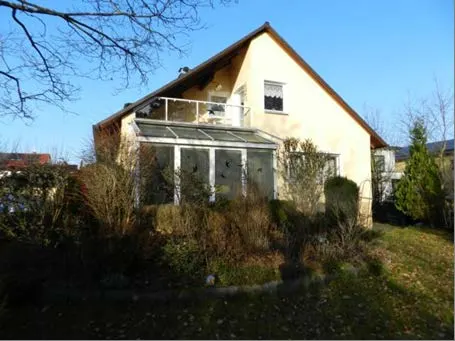 Einfamilienhaus mit zwei Garagen