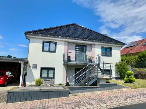 Zweifamilienhaus mit Doppelcarport