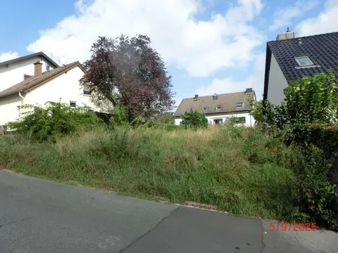 Unbebautes Grundstück in Much
