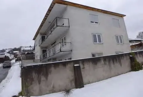 Sanierungsbedürftiges Einfamilienhaus mit Garage