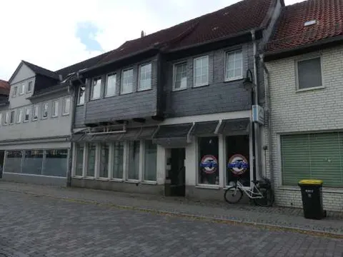 Zwei Läden im Erdgeschoss