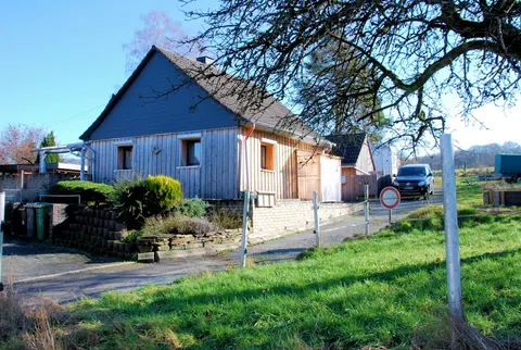Einfamilienhaus mit Nebengebäuden in Engelskirchen