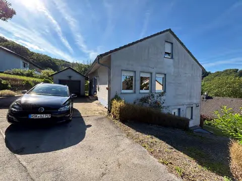 Einfamilienhaus mit Einliegerwohnung und Garage