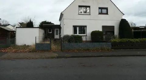 Sanierungsbedürftige Doppelhaushälfte mit Garage