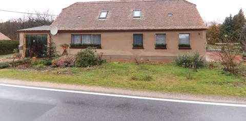 Einfamilienhaus mit Anbauten und Nebengebäuden