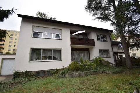 Vierfamilienhaus mit zwei Doppelgaragen