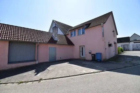 Einfamilienhaus mit Anbauten und Garage