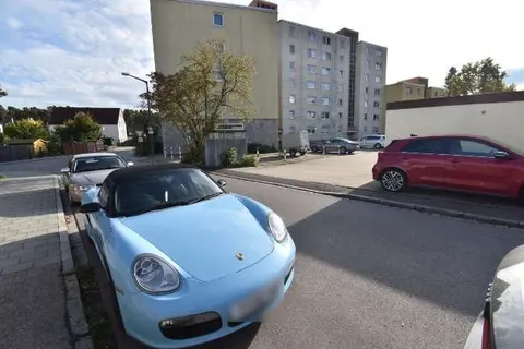 Kfz-Stellplatz mit Mülltonnenabstellplatz