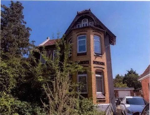 Sanierungsbedürftiges Zweifamilienhaus