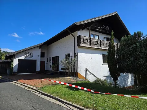 Wohn- und Geschäftshaus in Höhenlage