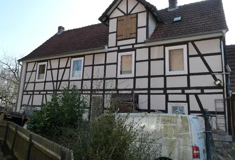 Einfamilienhaus mit Anbau und unbebautes Grundstück