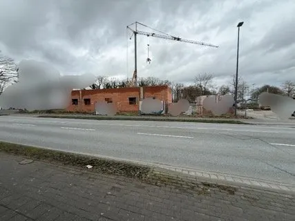 Grundstück mit unfertigen Gewerbehof