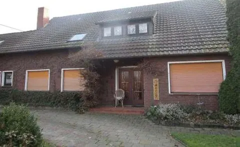 Ehemalige Hofstelle mit Wohn- und Wirtschaftsgebäude