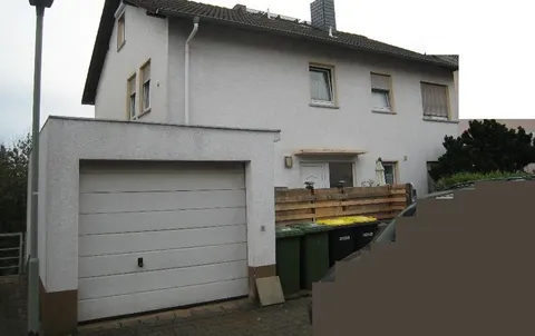 Mehrfamilienhaus mit Garagen